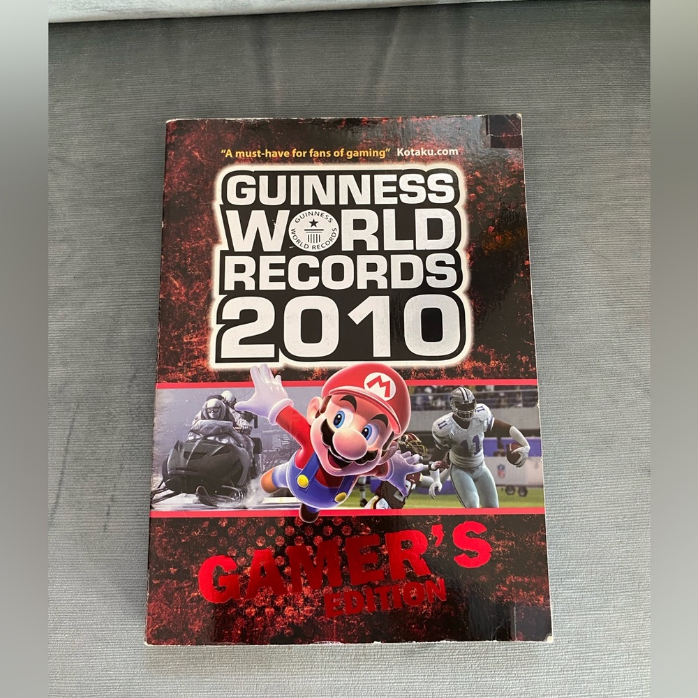 Guinness world records, 2010 gamers edition 10.5” x 8”EUC